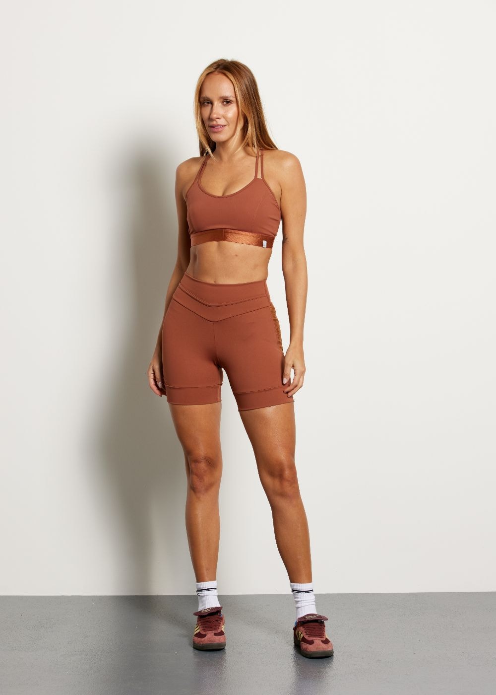 SHORT COM RECORTES MOTION AR
